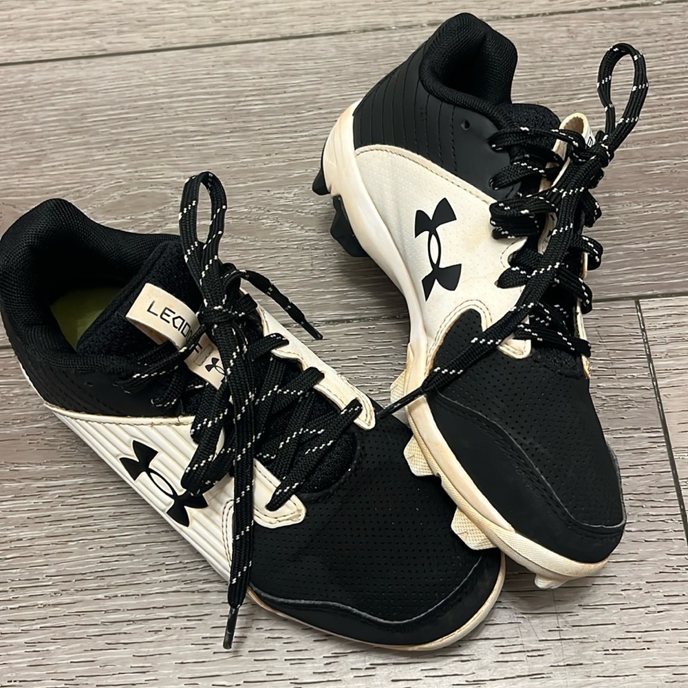 • UNDER ARMOR • boys baseball cleats